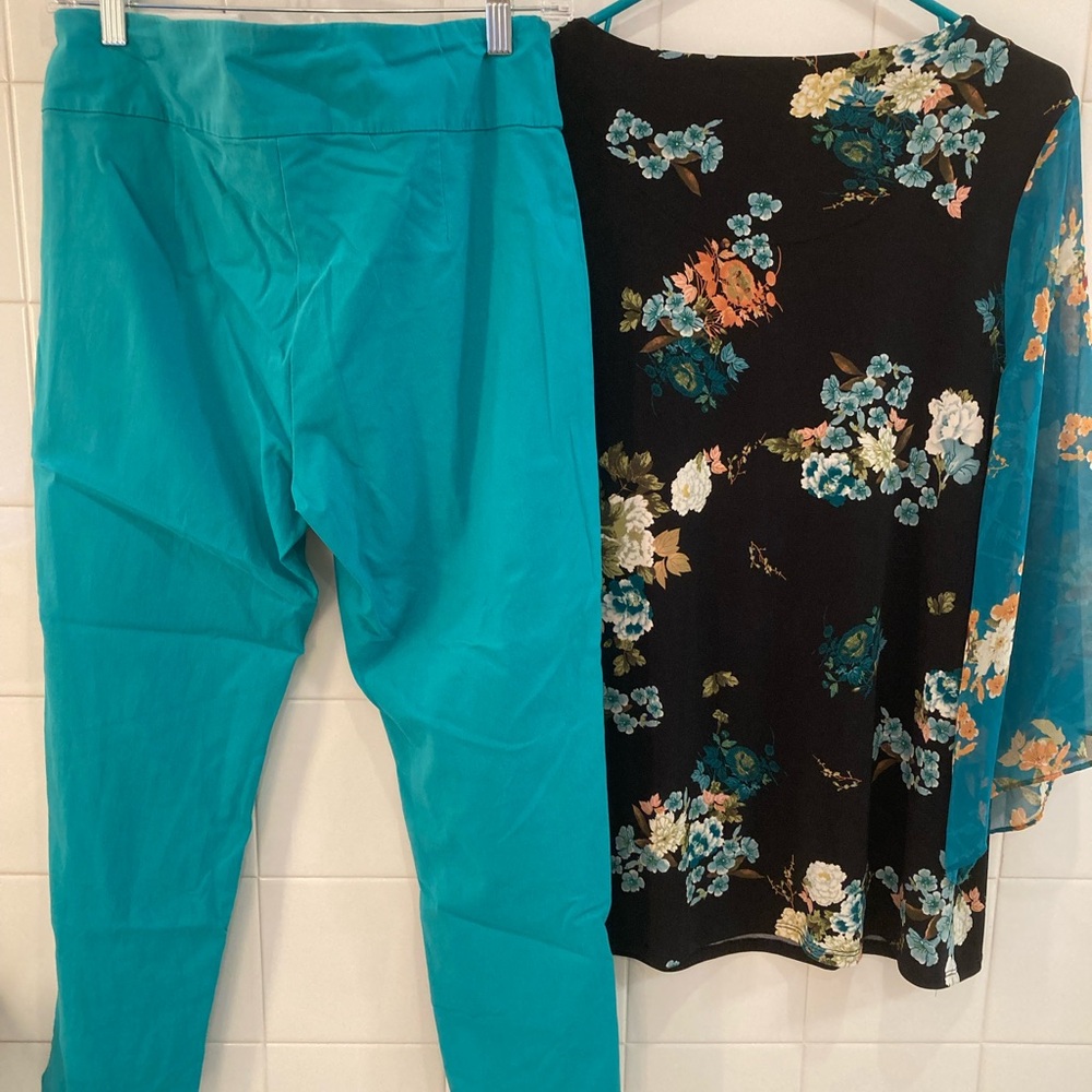 Chico’s Floral Blouse and Teal Capri Set - Picture 7 of 7